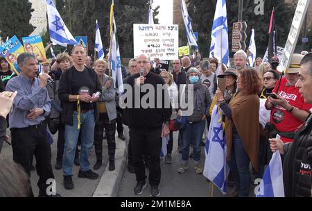 GERUSALEMME, ISRAELE - DICEMBRE 12: L'ex ministro della difesa israeliano Moshe Yaalon (c) e altri attivisti di sinistra cantano l'inno nazionale israeliano durante una manifestazione contro la coalizione di governo entrante negoziata da Benjamin Netanyahu davanti al Parlamento israeliano. Credit: Eddie Gerald/Alamy Live News Foto Stock