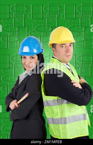 Due giovani ingegneri o architetti sorridono e guardano la macchina fotografica Foto Stock