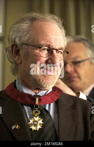 20111022 - BRUXELLES, BELGIO: Il direttore DEGLI STATI UNITI Steven Spielberg è onorato come Comandante nell'Ordine della Corona dal ministro delle Finanze uscente Didier Reynders (R) all'Hotel Amigo di Bruxelles davanti alla prima mondiale del film Tintin di Spielberg 'le avventure di Tintin: Il segreto dell'Unicorno (Les Aventures de Tintin: Le Secret de la Licorne - De Avonturen van Kuifje) nel cinema UGC in piazza Brouckere a Bruxelles, sabato 22 ottobre 2011. FOTO DI BELGA NICOLAS MAETERLINCK Foto Stock