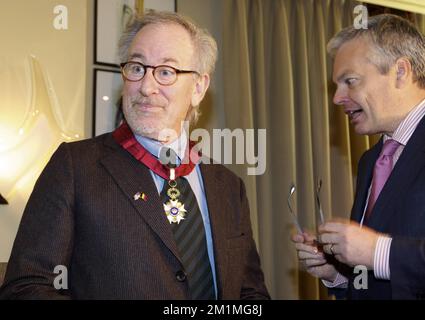 20111022 - BRUXELLES, BELGIO: Il direttore DEGLI STATI UNITI Steven Spielberg è onorato come Comandante nell'Ordine della Corona dal ministro delle Finanze uscente Didier Reynders (R) all'Hotel Amigo di Bruxelles davanti alla prima mondiale del film Tintin di Spielberg 'le avventure di Tintin: Il segreto dell'Unicorno (Les Aventures de Tintin: Le Secret de la Licorne - De Avonturen van Kuifje) nel cinema UGC in piazza Brouckere a Bruxelles, sabato 22 ottobre 2011. FOTO DI BELGA NICOLAS MAETERLINCK Foto Stock