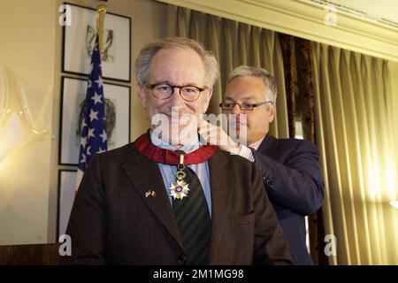 20111022 - BRUXELLES, BELGIO: Il direttore DEGLI STATI UNITI Steven Spielberg è onorato come Comandante nell'Ordine della Corona dal ministro delle Finanze uscente Didier Reynders (R) all'Hotel Amigo di Bruxelles davanti alla prima mondiale del film Tintin di Spielberg 'le avventure di Tintin: Il segreto dell'Unicorno (Les Aventures de Tintin: Le Secret de la Licorne - De Avonturen van Kuifje) nel cinema UGC in piazza Brouckere a Bruxelles, sabato 22 ottobre 2011. FOTO DI BELGA NICOLAS MAETERLINCK Foto Stock