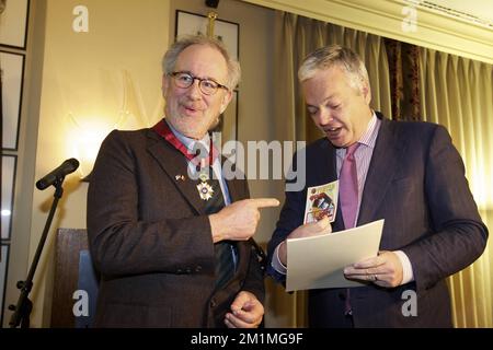 20111022 - BRUXELLES, BELGIO: Il direttore DEGLI STATI UNITI Steven Spielberg è onorato come Comandante nell'Ordine della Corona dal ministro delle Finanze uscente Didier Reynders (R) all'Hotel Amigo di Bruxelles davanti alla prima mondiale del film Tintin di Spielberg 'le avventure di Tintin: Il segreto dell'Unicorno (Les Aventures de Tintin: Le Secret de la Licorne - De Avonturen van Kuifje) nel cinema UGC in piazza Brouckere a Bruxelles, sabato 22 ottobre 2011. FOTO DI BELGA NICOLAS MAETERLINCK Foto Stock