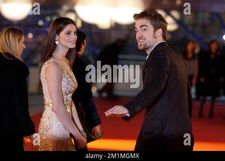 20111026 - BRUXELLES, BELGIO: L'attrice crepuscolo Ashley Greene e il personaggio principale di Twilight, l'attore Robert Pattinson ha raffigurato sul tappeto rosso in una riunione dei membri dell'equipaggio e dei fan di Twilight, prima dell'uscita del quarto film della saga Twilight, Breaking Dawn - parte 1, a Bruxelles, mercoledì 26 ottobre 2011. BELGA FOTO JULIEN WARNAND Foto Stock