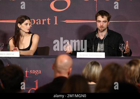 20111026 - BRUXELLES, BELGIO: L'attrice crepuscolo Ashley Greene e il personaggio principale crepuscolo, l'attore Robert Pattinson ha illustrato durante una conferenza stampa dei membri della troupe cinematografica della saga crepuscolare, Breaking Dawn - parte 1, a Bruxelles, mercoledì 26 ottobre 2011. Più tardi oggi, gli attori incontreranno alcuni fan. BELGA FOTO JULIEN WARNAND Foto Stock