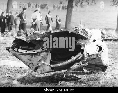 19711002 - TIELT, BELGIO : (FILE) questa immagine del file datata 2 ottobre 1971 mostra la polizia e i soccorritori che cercano di trovare le vittime del naufragio del velivolo inglese Vanguard che si è schiantato in un campo di Aarsele - Tielt (vicino Gand) il 2 ottobre 1971. L'aereo della British European Airways (BEA) trasportava 63 persone su un volo tra Londra e Salisburgo (Austria). 38 persone sono morte nella tragedia. ARCHIVIO FOTOGRAFICO BELGA Foto Stock