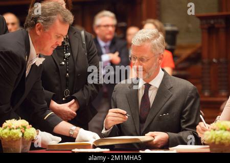 20111115 - BRUXELLES, BELGIO: Il principe ereditario Philippe del Belgio firma il libro al senato al parlamento federale in occasione della festa del Re, martedì 15 novembre 2011. BELGA FOTO JULIEN WARNAND Foto Stock