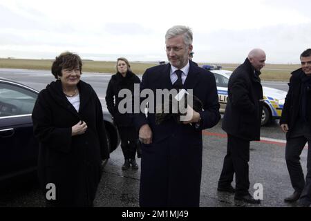 20111223 - PRAGA, REPUBBLICA CECA: Ambasciatore belga nella Repubblica Ceca Renilde Loeckx e principe ereditario Philippe del Belgio hanno ritratto dopo la cerimonia funeraria dell'ex presidente della Repubblica Ceca Vaclav Havel, venerdì 23 dicembre 2011 a Praga, Repubblica Ceca. Havel è stato l'ultimo presidente della Cecoslovacchia e il primo presidente della Repubblica Ceca. Fu anche scrittore di poesie, opere teatrali e di non-fiction. FOTO DI BELGA NICOLAS MAETERLINCK Foto Stock