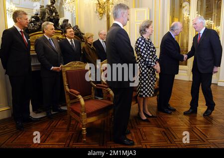 20120125 - BRUXELLES, BELGIO: Il principe ereditario Philippe del Belgio, la regina Paola del Belgio e il re Alberto II del Belgio accolgono il commissario francese per il mercato interno e i servizi Michel Barnier, in qualità di famiglia reale belga, che riceve i presidenti e i presidenti delle istituzioni europee, I Commissari europei e gli altri rappresentanti delle istituzioni europee, al Castello reale di Laeken/Laken, Bruxelles, mercoledì 25 gennaio 2012. BELGA FOTO BENOIT DOPPAGNE Foto Stock