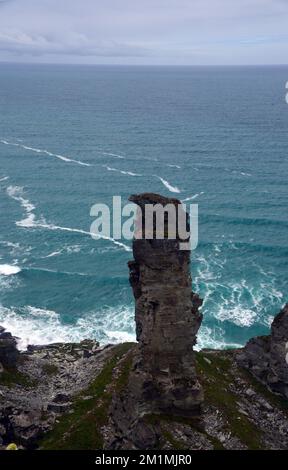 Ardesia Rock Pinnacle 'Stack' dalla vecchia cava di Lanterdan vicino a Tintagel sul South West Coastal Path, Cornovaglia, Inghilterra, Regno Unito. Foto Stock