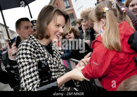 20120304 - RUPELMONDE, BELGIO: La principessa Mathilde del Belgio saluta il pubblico alla celebrazione del 500th° compleanno del cartografo Gerardus Mercator Gerard De Kremer, nella sua città natale Rupelmonde, domenica 04 marzo 2012. Mercator è ricordato per la mappa mondiale di proiezione di Mercator, una proiezione di mappa cilindrica che presentò nel 1569. La mappa divenne la mappa standard per scopi nautici. FOTO DI BELGA CHRISTOPHE KETELS Foto Stock