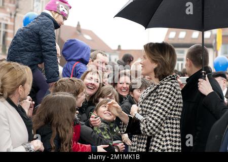 20120304 - RUPELMONDE, BELGIO: La principessa Mathilde del Belgio saluta il pubblico alla celebrazione del 500th° compleanno del cartografo Gerardus Mercator Gerard De Kremer, nella sua città natale Rupelmonde, domenica 04 marzo 2012. Mercator è ricordato per la mappa mondiale di proiezione di Mercator, una proiezione di mappa cilindrica che presentò nel 1569. La mappa divenne la mappa standard per scopi nautici. FOTO DI BELGA CHRISTOPHE KETELS Foto Stock