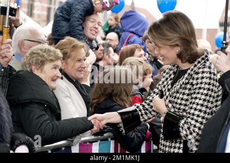 20120304 - RUPELMONDE, BELGIO: La principessa Mathilde del Belgio saluta il pubblico alla celebrazione del 500th° compleanno del cartografo Gerardus Mercator Gerard De Kremer, nella sua città natale Rupelmonde, domenica 04 marzo 2012. Mercator è ricordato per la mappa mondiale di proiezione di Mercator, una proiezione di mappa cilindrica che presentò nel 1569. La mappa divenne la mappa standard per scopi nautici. FOTO DI BELGA CHRISTOPHE KETELS Foto Stock