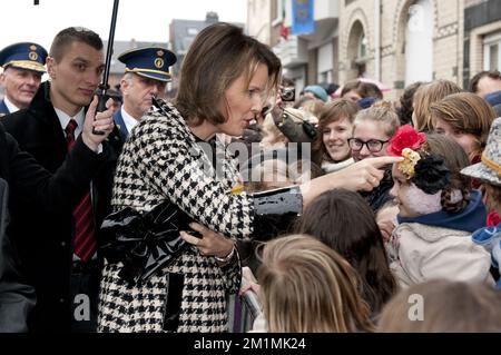 20120304 - RUPELMONDE, BELGIO: La principessa Mathilde del Belgio saluta il pubblico alla celebrazione del 500th° compleanno del cartografo Gerardus Mercator Gerard De Kremer, nella sua città natale Rupelmonde, domenica 04 marzo 2012. Mercator è ricordato per la mappa mondiale di proiezione di Mercator, una proiezione di mappa cilindrica che presentò nel 1569. La mappa divenne la mappa standard per scopi nautici. FOTO DI BELGA CHRISTOPHE KETELS Foto Stock