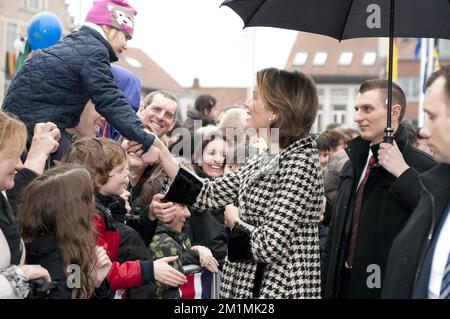 20120304 - RUPELMONDE, BELGIO: La principessa Mathilde del Belgio saluta il pubblico alla celebrazione del 500th° compleanno del cartografo Gerardus Mercator Gerard De Kremer, nella sua città natale Rupelmonde, domenica 04 marzo 2012. Mercator è ricordato per la mappa mondiale di proiezione di Mercator, una proiezione di mappa cilindrica che presentò nel 1569. La mappa divenne la mappa standard per scopi nautici. FOTO DI BELGA CHRISTOPHE KETELS Foto Stock