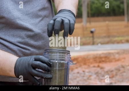 La manutenzione professionale delle tubazioni dell'acqua nelle vicinanze viene eseguita da tecnici professionisti sostituendo i filtri sostituibili per mantenere la qualità dell'acqua Foto Stock