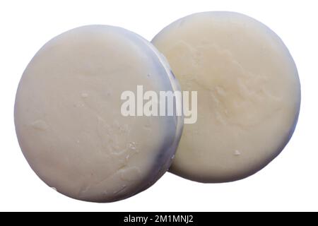 Oreo Biscotts arroccati innevati isolati su sfondo bianco - Oreos Foto Stock