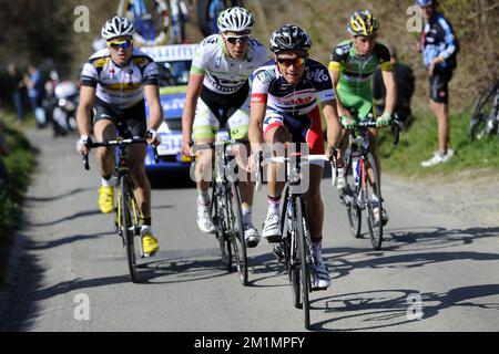 20120327 - OUDENAARDE, BELGIO: Steven Van Vooren belga di Topsport Vlaanderen - Mercator (L) e Tosh Van der Sande belga di Lotto - Belisol (F) raffigurati durante la prima tappa della gara ciclistica Driedaagse De Panne - Koksijde, a 201,6 km da Middelkerke a Oudenaarde, martedì 27 marzo 2012. FOTO DI BELGA DIRK WAEM Foto Stock