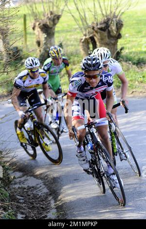 20120327 - OUDENAARDE, BELGIO: Steven Van Vooren belga di Topsport Vlaanderen - Mercator e belga Tosh Van der Sande di Lotto - Belisol nella prima tappa della gara ciclistica Driedaagse De Panne - Koksijde, a 201,6 km da Middelkerke a Oudenaarde, martedì 27 marzo 2012. FOTO DI BELGA DIRK WAEM Foto Stock