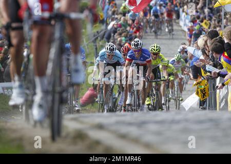 20120401 - KLUISBERGEN, BELGIO: L'olandese Niki Terpstra del team Omega Pharma - Quick Step, il francese Sylvain Chavanel del team Omega Pharma - Quick Step e Filippo 'Pippo' Pozzato del Farnese Vini-Selle Italia del team nella foto sulla collina Paterberg, Nel corso della 96th edizione del 'Ronde van Vlaanderen - Tour des Flandres - Tour of Flanders', gara ciclistica di un giorno, a 255 km da Brugge a Oudenaarde, domenica 01 aprile 2012, a Kluisbergen. BELGA FOTO KRISTOF VAN ACCOM Foto Stock