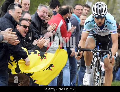 20120408 - ROUBAIX, FRANCIA: Il belga Tom Boonen del team Omega Pharma - Quick Step Rides durante la gara ciclistica di una giornata Parigi-Roubaix, a 257,5 km da Parigi a Roubaix, domenica 08 aprile 2012 in Francia. BELGA FOTO BENOIT DOPPAGNE Foto Stock