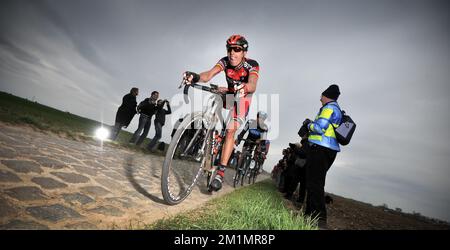 20120408 - ROUBAIX, FRANCIA: Team BMC Racing Team Rider norvegese Thor Hushovd in azione durante la gara ciclistica di una giornata Parigi-Roubaix, a 257,5 km da Parigi a Roubaix, domenica 08 aprile 2012 in Francia Foto Stock