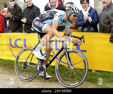 20120408 - ROUBAIX, FRANCIA: Il belga Tom Boonen del team Omega Pharma - Quick Step Rides durante la gara ciclistica di una giornata Parigi-Roubaix, a 257,5 km da Parigi a Roubaix, domenica 08 aprile 2012 in Francia. BELGA FOTO BENOIT DOPPAGNE Foto Stock