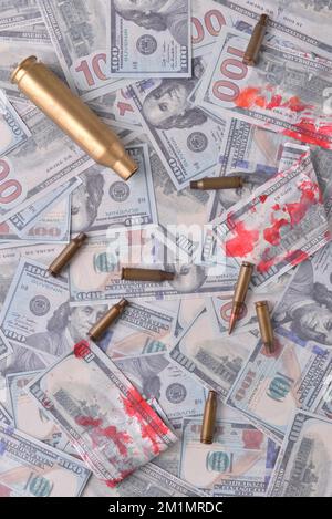 sangue denaro di guerra. Cartucce con sangue in banconote in dollari. Foto Stock