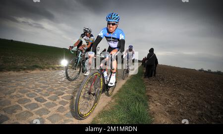 20120408 - ROUBAIX, FRANCIA: Team Garmin-Barracuda pilota in azione durante la gara ciclistica di un giorno Parigi-Roubaix, a 257,5 km da Parigi a Roubaix, Domenica 08 aprile 2012 in Francia Foto Stock