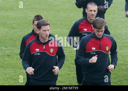 20120523 - Zaventem, BELGIO: Jan Vertonghen del Belgio, Timmy Simons del Belgio e Nicolas Lombaerts del Belgio hanno illustrato durante una sessione di allenamento dei Red Devils, la nazionale belga di calcio, a Zaventem, mercoledì 23 maggio 2012. La squadra si sta preparando per un amichevole gioco contro il Montenegro nel corso di questa settimana, il 25 maggio. FOTO DI BELGA BRUNO FAHY Foto Stock