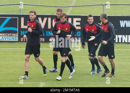 20120523 - Zaventem, BELGIO: Jan Vertonghen, Toby Alderweireld del Belgio, Nicolas Lombaerts del Belgio, Benjamin Benji De Ceulaer del Belgio e Timmy Simons del Belgio, raffigurati durante una sessione di allenamento dei Red Devils, la squadra nazionale belga di calcio, a Zaventem, mercoledì 23 maggio 2012. La squadra si sta preparando per un amichevole gioco contro il Montenegro nel corso di questa settimana, il 25 maggio. FOTO DI BELGA BRUNO FAHY Foto Stock