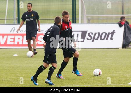 20120523 - Zaventem, BELGIO: Il belga Toby Alderweireld (C) raffigurato durante una sessione di allenamento dei Red Devils, la nazionale belga di calcio, a Zaventem, mercoledì 23 maggio 2012. La squadra si sta preparando per un amichevole gioco contro il Montenegro nel corso di questa settimana, il 25 maggio. FOTO DI BELGA BRUNO FAHY Foto Stock