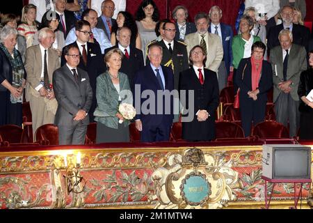 20120612 - BRUXELLES, BELGIO: (Centro L-R) la regina Paola del Belgio, re Alberto II del Belgio e il direttore generale De Munt-la Monnaie Peter de Caluwe hanno illustrato all'inizio di una rappresentazione dell'opera di Giuseppe Verdi il Trovatore, al Koninklijke Muntschouwburg - Teatro Royale de la Monnaie di Bruxelles, martedì 12 giugno 2012. Questa produzione è diretta da Dmitri Tcherniakov, con l'orchestra sinfonica e il coro di De Munt-la Monnaie, con il direttore Marc Minkowski. FOTO DI BELGA NICOLAS MAETERLINCK Foto Stock