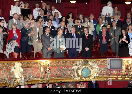 20120612 - BRUXELLES, BELGIO: (Centro L-R) la regina Paola del Belgio, re Alberto II del Belgio e il direttore generale De Munt-la Monnaie Peter de Caluwe hanno illustrato all'inizio di una rappresentazione dell'opera di Giuseppe Verdi il Trovatore, al Koninklijke Muntschouwburg - Teatro Royale de la Monnaie di Bruxelles, martedì 12 giugno 2012. Questa produzione è diretta da Dmitri Tcherniakov, con l'orchestra sinfonica e il coro di De Munt-la Monnaie, con il direttore Marc Minkowski. FOTO DI BELGA NICOLAS MAETERLINCK Foto Stock