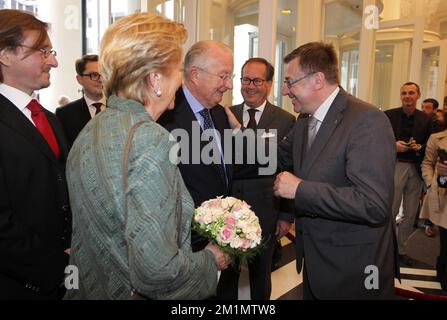 20120612 - BRUXELLES, BELGIO: Il direttore generale di de Munt-la Monnaie Peter de Caluwe, la regina Paola del Belgio, il re Alberto II del Belgio e il vice primo ministro e ministro delle Finanze e dello sviluppo sostenibile Steven Vanackere arrivano per una performance dell'opera il Trovatore di Giuseppe Verdi, Al Koninklijke Muntschouwburg - Teatro Royale de la Monnaie di Bruxelles, martedì 12 giugno 2012. Questa produzione è diretta da Dmitri Tcherniakov, con l'orchestra sinfonica e il coro di De Munt-la Monnaie, con il direttore Marc Minkowski. FOTO DI BELGA NICOLAS MAETERLINCK Foto Stock