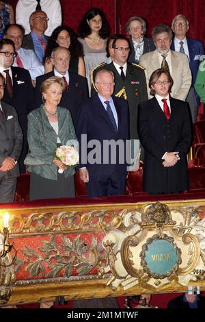 20120612 - BRUXELLES, BELGIO: (L-R) la regina Paola del Belgio, il re Alberto II del Belgio e il direttore generale De Munt-la Monnaie Peter de Caluwe hanno raffigurato all'inizio di una rappresentazione dell'opera di Giuseppe Verdi il Trovatore, al Koninklijke Muntschouwburg - Theatre Royale de la Monnaie di Bruxelles, martedì 12 giugno 2012. Questa produzione è diretta da Dmitri Tcherniakov, con l'orchestra sinfonica e il coro di De Munt-la Monnaie, con il direttore Marc Minkowski. FOTO DI BELGA NICOLAS MAETERLINCK Foto Stock