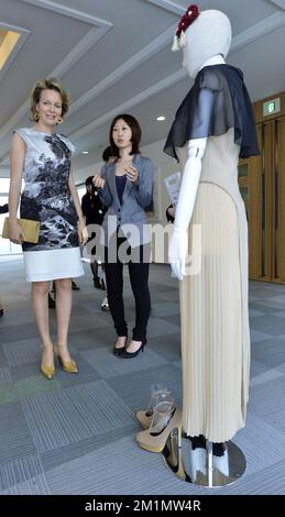 20120612 - TOKYO, GIAPPONE: La principessa Mathilde del Belgio visita l'Università di Bunka Gakuen e una mostra di kimonos di corte il terzo giorno della missione economica in Giappone, martedì 12 giugno 2012. BELGA FOTO BENOIT DOPPAGNE Foto Stock