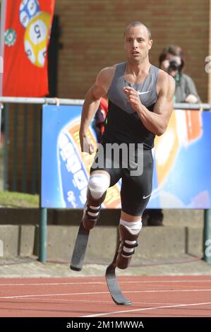 20120623 - NIVELLES, BELGIO: Il sudafricano Oscar Pistorius in azione durante il 400m maschile al 26th° incontro internazionale di atletica della Lotto Cup allo stade de la Dodaine, sabato 23 giugno 2012 a Nivelles. FOTO DI BELGA NICOLAS LAMBERT Foto Stock