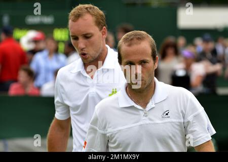 20120627 - LONDRA, REGNO UNITO: I belgi Steve Darcis (ATP raddoppia il 427) e Olivier Rochus (ATP raddoppia il 159) nella foto durante il loro primo turno contro il britannico Lewis Burton (ATP raddoppia il 345) e George Morgan (ATP raddoppia il 613) Dei doppi al torneo di tennis Grand slam di Wimbledon 2012 presso l'All England Tennis Club, nel sud-ovest di Londra, mercoledì 27 giugno 2012. FOTO DI BELGA DIRK WAEM Foto Stock