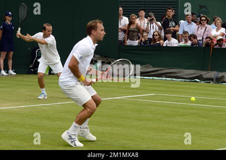 20120627 - LONDRA, REGNO UNITO: I belgi Olivier Rochus (ATP raddoppia il 159) (L) e Steve Darcis (ATP raddoppia il 427) (C) nella loro prima partita contro British Lewis Burton (ATP raddoppia il 345) e George Morgan (ATP raddoppia il 613) Dei doppi al torneo di tennis Grand slam di Wimbledon 2012 presso l'All England Tennis Club, nel sud-ovest di Londra, mercoledì 27 giugno 2012. FOTO DI BELGA DIRK WAEM Foto Stock