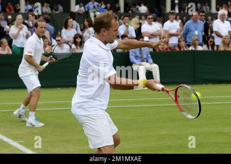 20120627 - LONDRA, REGNO UNITO: I belgi Steve Darcis (ATP raddoppia 427) (fronte) e Olivier Rochus (ATP raddoppia 159) (L) nella loro prima partita contro il britannico Lewis Burton (ATP raddoppia 345) e George Morgan (ATP raddoppia 613) Dei doppi al torneo di tennis Grand slam di Wimbledon 2012 presso l'All England Tennis Club, nel sud-ovest di Londra, mercoledì 27 giugno 2012. FOTO DI BELGA DIRK WAEM Foto Stock