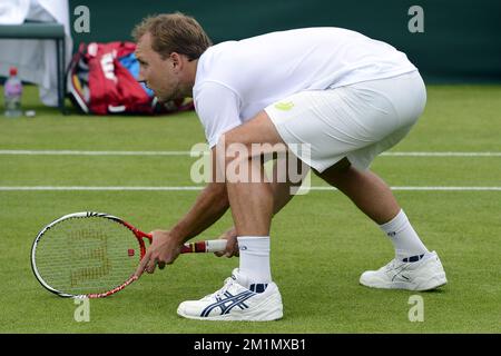 20120627 - LONDRA, REGNO UNITO: I belgi Steve Darcis (ATP raddoppia il 427) e Olivier Rochus (ATP raddoppia il 159) (non illustrato) in azione durante il loro primo turno contro British Lewis Burton (ATP raddoppia il 345) e George Morgan (ATP raddoppia il 613) Dei doppi al torneo di tennis Grand slam di Wimbledon 2012 presso l'All England Tennis Club, nel sud-ovest di Londra, mercoledì 27 giugno 2012. FOTO DI BELGA DIRK WAEM Foto Stock