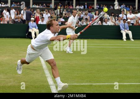 20120627 - LONDRA, REGNO UNITO: I belgi Steve Darcis (ATP raddoppia 427) (L davanti) e Olivier Rochus (ATP raddoppia 159) (C dietro) raffigurati durante il primo round contro il britannico Lewis Burton (ATP raddoppia 345) e George Morgan (ATP raddoppia 613) Dei doppi al torneo di tennis Grand slam di Wimbledon 2012 presso l'All England Tennis Club, nel sud-ovest di Londra, mercoledì 27 giugno 2012. FOTO DI BELGA DIRK WAEM Foto Stock