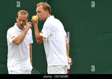 20120627 - LONDRA, REGNO UNITO: I belgi Olivier Rochus (ATP raddoppia il 159) e Steve Darcis (ATP raddoppia il 427) nella foto durante il loro primo turno contro il britannico Lewis Burton (ATP raddoppia il 345) e George Morgan (ATP raddoppia il 613) Dei doppi al torneo di tennis Grand slam di Wimbledon 2012 presso l'All England Tennis Club, nel sud-ovest di Londra, mercoledì 27 giugno 2012. FOTO DI BELGA DIRK WAEM Foto Stock