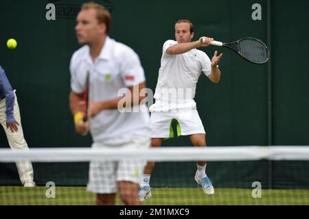 20120627 - LONDRA, REGNO UNITO: I belgi Olivier Rochus (ATP raddoppia 159) (R, posteriore) e Steve Darcis (ATP raddoppia 427) (anteriore) nella foto durante il primo turno contro il britannico Lewis Burton (ATP raddoppia 345) e George Morgan (ATP raddoppia 613) Dei doppi al torneo di tennis Grand slam di Wimbledon 2012 presso l'All England Tennis Club, nel sud-ovest di Londra, mercoledì 27 giugno 2012. FOTO DI BELGA DIRK WAEM Foto Stock