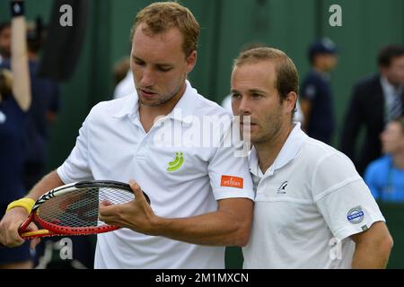 20120627 - LONDRA, REGNO UNITO: I belgi Steve Darcis (ATP raddoppia il 427) e Olivier Rochus (ATP raddoppia il 159) nella foto durante il loro primo turno contro il britannico Lewis Burton (ATP raddoppia il 345) e George Morgan (ATP raddoppia il 613) Dei doppi al torneo di tennis Grand slam di Wimbledon 2012 presso l'All England Tennis Club, nel sud-ovest di Londra, mercoledì 27 giugno 2012. FOTO DI BELGA DIRK WAEM Foto Stock