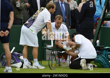 20120627 - LONDRA, REGNO UNITO: Belgians Olivier Rochus (ATP raddoppia 159) (C L) orologi come Steve Darcis (ATP raddoppia 427) (C) nella foto durante la loro prima partita contro British Lewis Burton (ATP raddoppia 345) e George Morgan (ATP raddoppia 613) Dei doppi al torneo di tennis Grand slam di Wimbledon 2012 presso l'All England Tennis Club, nel sud-ovest di Londra, mercoledì 27 giugno 2012. FOTO DI BELGA DIRK WAEM Foto Stock