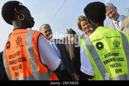 20120703 - BUJUMBURA, BURUNDI: Vice primo Ministro e Ministro degli esteri Didier Reynders (MR liberali francofoni), Principessa Mathilde del Belgio e Principe ereditario Philippe del Belgio, nella foto di una visita ai lavori di costruzione di strade nel quartiere Kamenge a Bujumbura, Burundi, martedì 03 luglio 2012. Il principe Filippo e la principessa Mathilde del Belgio e i ministri belgi Didier Reynders e Paul Magnette si trovano in visita in Burundi in occasione del 50th° anniversario dell'indipendenza del Burundi. BELGA FOTO BENOIT DOPPAGNE Foto Stock