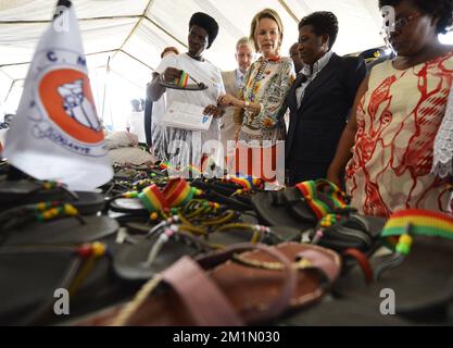 20120703 - BUJUMBURA, BURUNDI: Il principe ereditario Philippe del Belgio e la principessa Mathilde del Belgio hanno fatto foto durante una visita sul mercato organizzata da varie associazioni che si occupano dei diritti delle donne e della violenza nei confronti delle donne, martedì 03 luglio 2012 a Bujumbura, Burundi. Il principe Filippo e la principessa Mathilde del Belgio e i ministri belgi Didier Reynders e Paul Magnette si trovano in visita in Burundi in occasione del 50th° anniversario dell'indipendenza del Burundi. BELGA FOTO BENOIT DOPPAGNE Foto Stock