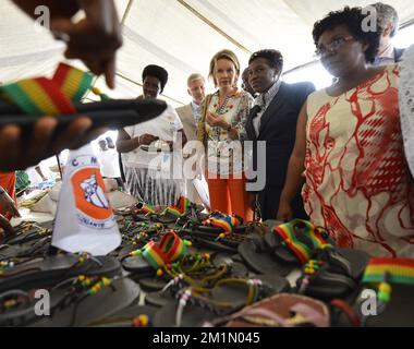 20120703 - BUJUMBURA, BURUNDI: Il principe ereditario Philippe del Belgio e la principessa Mathilde del Belgio hanno fatto foto durante una visita sul mercato organizzata da varie associazioni che si occupano dei diritti delle donne e della violenza nei confronti delle donne, martedì 03 luglio 2012 a Bujumbura, Burundi. Il principe Filippo e la principessa Mathilde del Belgio e i ministri belgi Didier Reynders e Paul Magnette si trovano in visita in Burundi in occasione del 50th° anniversario dell'indipendenza del Burundi. BELGA FOTO BENOIT DOPPAGNE Foto Stock