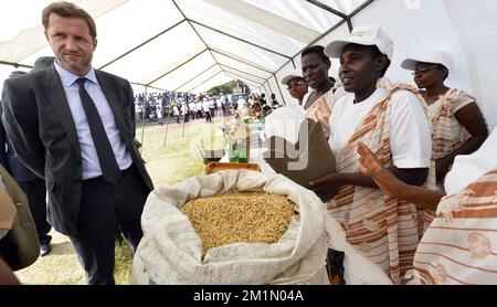 20120703 - BUJUMBURA, BURUNDI: Il Ministro delle imprese pubbliche, della scienza e dello sviluppo Paul Magnette (PS Socialisti francofoni) visita un mercato organizzato nel corso di un incontro con varie associazioni interessate ai diritti delle donne e alla violenza nei confronti delle donne, martedì 03 luglio 2012 a Bujumbura, Burundi. Il principe Filippo e la principessa Mathilde del Belgio e i ministri belgi Didier Reynders e Paul Magnette si trovano in visita in Burundi in occasione del 50th° anniversario dell'indipendenza del Burundi. BELGA FOTO BENOIT DOPPAGNE Foto Stock